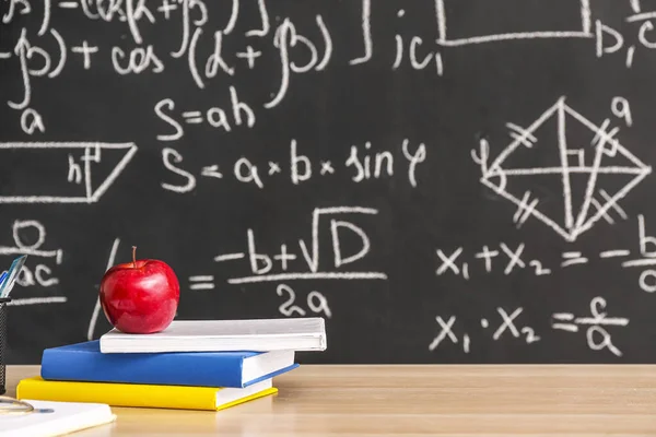 Roter Apfel Mit Schulbüchern Auf Tisch Neben Tafel — Stockfoto