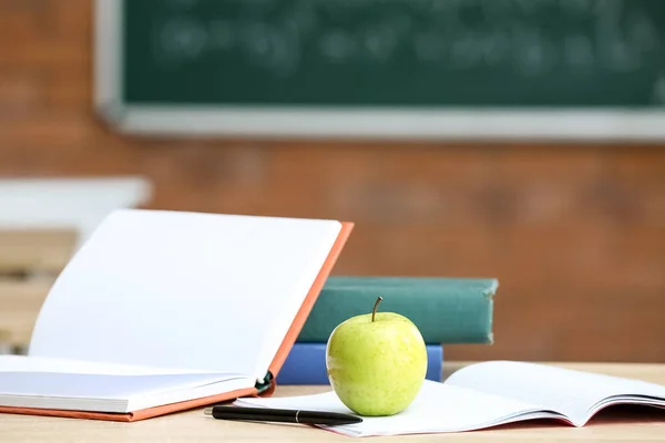 Apple Books Table Classroom — Stock Photo, Image