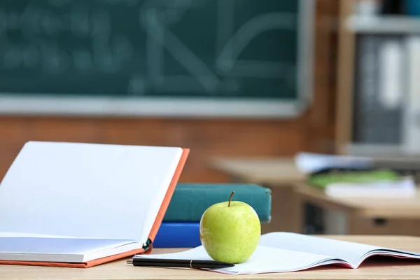 Apple Books Table Classroom — Stock Photo, Image