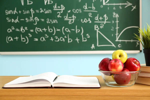Mangkuk Dengan Apel Buku Dan Pot Bunga Atas Meja Kelas — Stok Foto