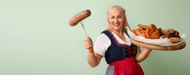 Yeşil arka planda atıştırmalıkları olan, metin için yeri olan Oktoberfest garson.