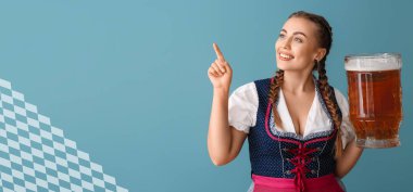 Oktoberfest garson. Mavi arka planda büyük bir kupa bira ve metin için yer var.