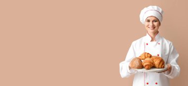 Renkli arka planda taze fırını olan ve metin için yeri olan kadın fırıncı