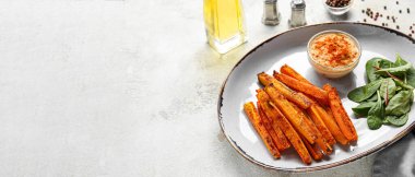 Hafif arkaplanda lezzetli fırında havuç, ıspanak ve sos ve metin için yeri olan tabak.