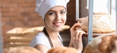 Mutfakta lezzetli ekmeği olan kadın fırıncı.