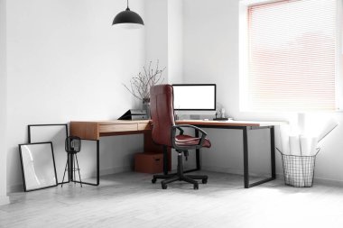 Işık ofisindeki modern işyeri