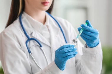 Klinikte ampul ve şırıngalı doktor var.