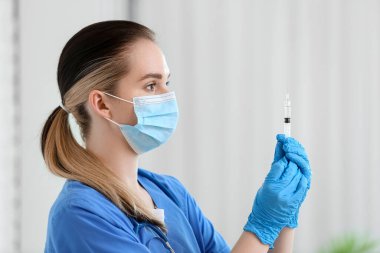 Doktor kliniğinde şırınga