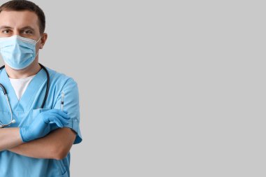 Işık arka planında şırıngası olan doktor portresi