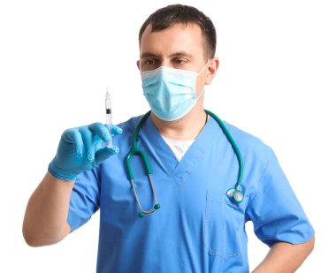 Doktor beyaz arka plan üzerinde şırınga