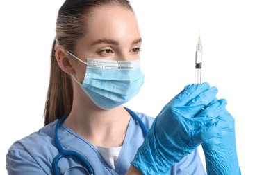 Doktor beyaz arka plan üzerinde şırınga