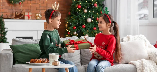 Little Boy Greeting His Sister Home Christmas Eve — Stock Photo, Image