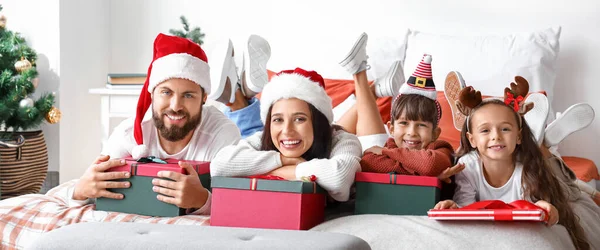 Familia Feliz Con Regalos Navidad Acostado Cama — Foto de Stock