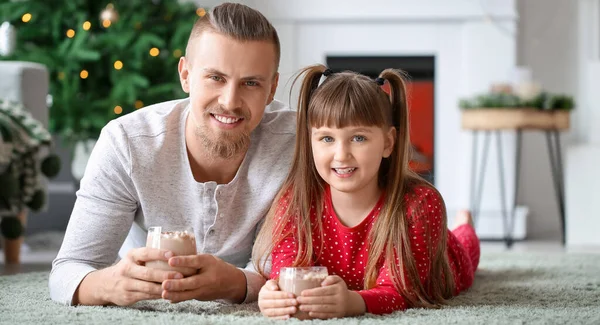 Happy Father Daughter Drinking Hot Chocolate Home Christmas Eve — Stockfoto