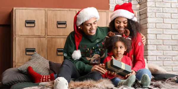 Família Afro Americana Feliz Com Presente Casa Véspera Natal — Fotografia de Stock