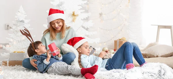 Mother Little Children Gifts Christmas Eve Home — Stock Photo, Image