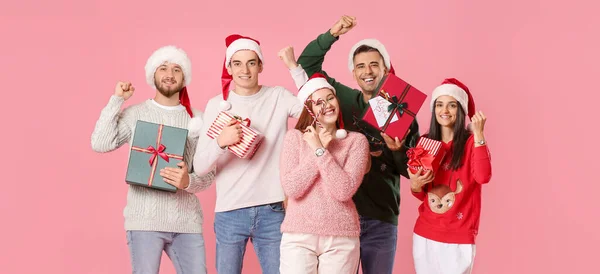 Group Friends Christmas Gifts Pink Background — Stockfoto