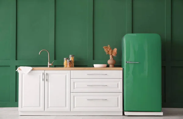 Kitchen Counter Sink Retro Fridge Green Wall — Stock fotografie