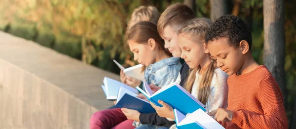 Sevimli Küçük Çocuklar Park Kitap Okuma — Stok fotoğraf