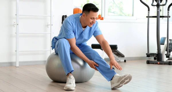 Male Physiotherapist Demonstrating Exercise Fitball Rehabilitation Center — Stock Photo, Image