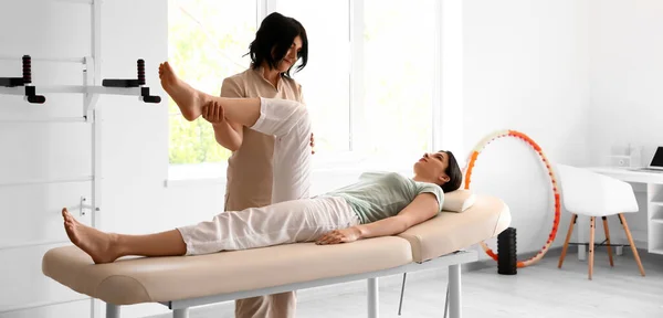Physiotherapist Working Young Woman Rehabilitation Center — Stock Photo, Image