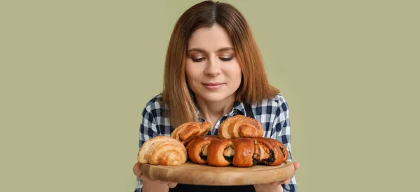 Жіночий Пекар Свіжими Булочками Зеленому Фоні — стокове фото