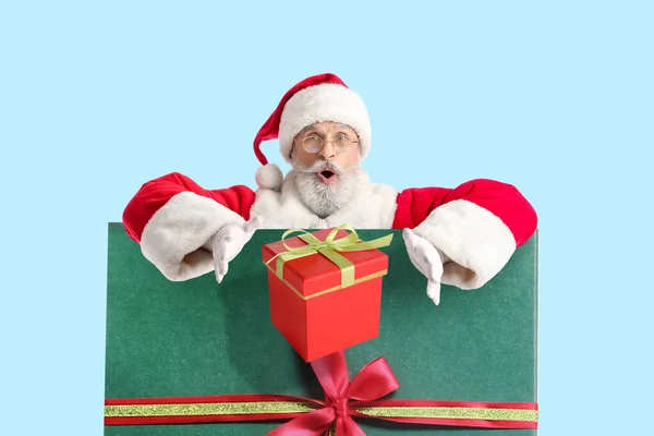 Portrait Surprised Santa Claus Gifts Light Blue Background — ストック写真