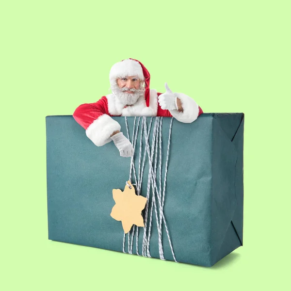 Portrait Santa Claus Big Gift Showing Thumb Green Background — Stockfoto