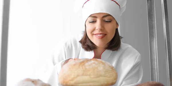 Mutfakta Taze Ekmeği Olan Kadın Fırıncı — Stok fotoğraf