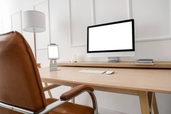 Modern Workplace Computer Tablet Light Wall — Stockfoto