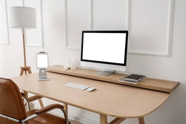 Modern Workplace Computer Tablet Light Wall — Fotografia de Stock