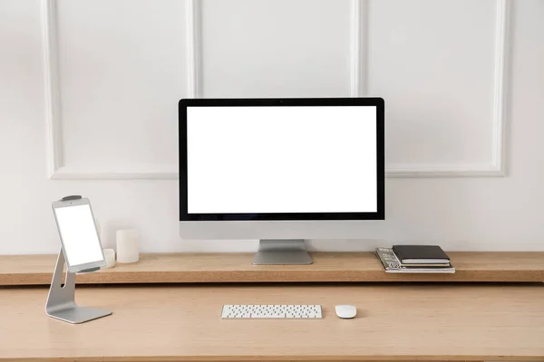 Modern Workplace Computer Tablet Light Wall — Zdjęcie stockowe