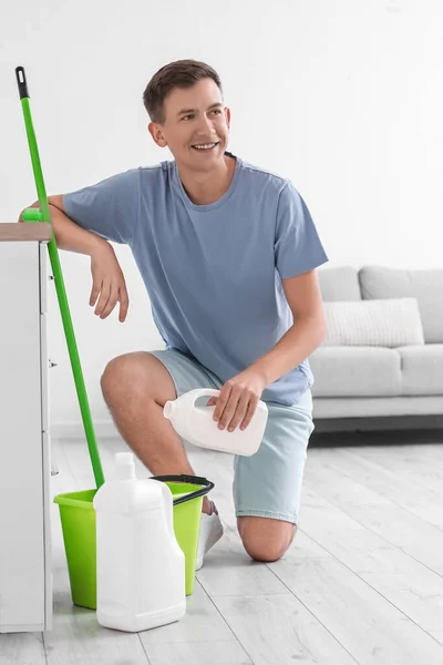 Young Man Pouring Detergent Bucket Kitchen — Stockfoto