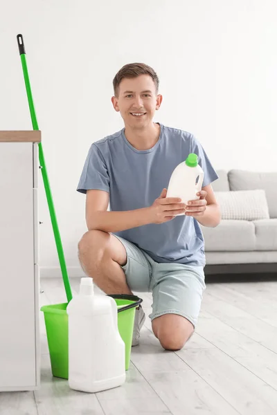 Junger Mann Mit Flasche Waschmittel Küche — Stockfoto