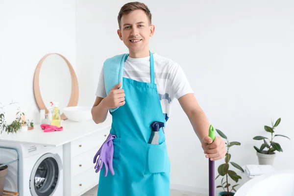 Smiling Young Man Mop Bathroom — Stockfoto