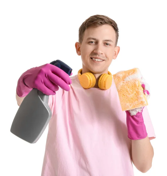 Junger Mann Mit Putzschwamm Waschmittel Und Kopfhörer Auf Weißem Hintergrund — Stockfoto