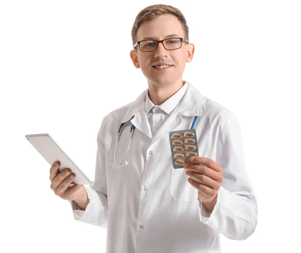 Młody Lekarz Tabletem Blistrem Tabletkami Białym Tle — Zdjęcie stockowe