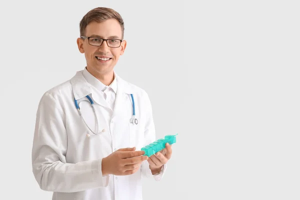Młody Lekarz Trzymający Pojemnik Tabletkami Białym Tle — Zdjęcie stockowe