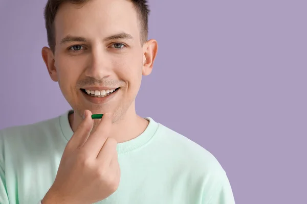 Junger Mann Mit Vitamin Auf Violettem Hintergrund Nahaufnahme — Stockfoto