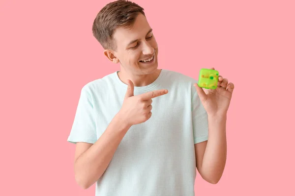 Young Man Pointing Container Pills Pink Background — Fotografia de Stock
