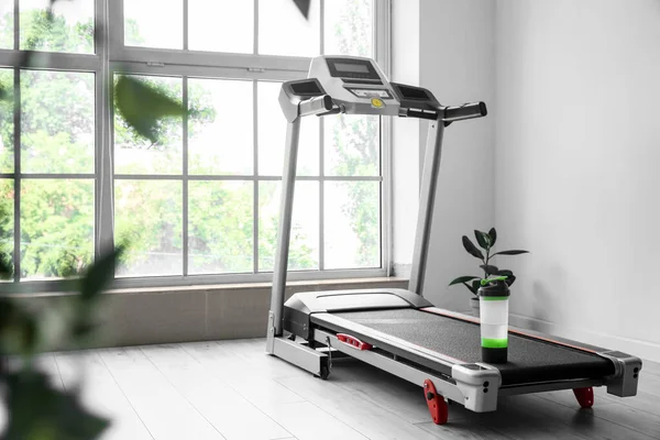 Modern Treadmill Bottle Water Houseplant Window Room — Φωτογραφία Αρχείου