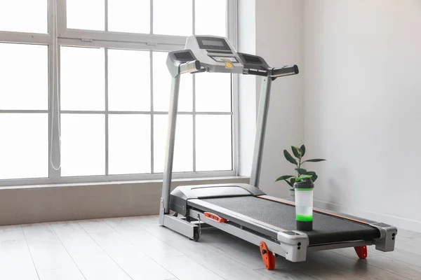 Modern Treadmill Bottle Water Houseplant Window Room — Φωτογραφία Αρχείου