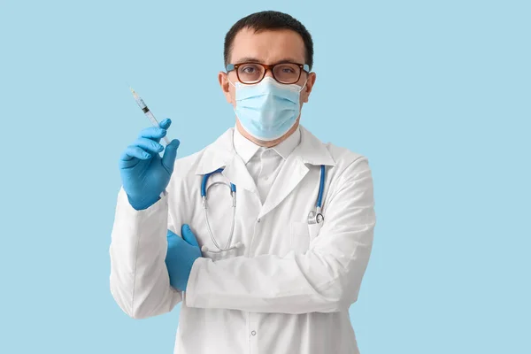 Arzt Mit Spritze Auf Hellblauem Hintergrund — Stockfoto