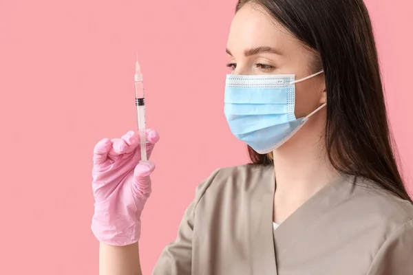 Arzt Mit Spritze Auf Rosa Hintergrund — Stockfoto