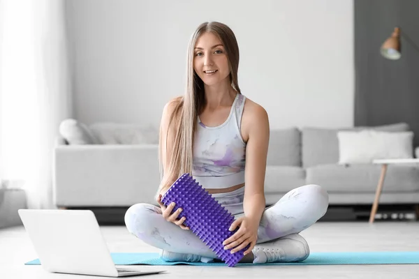 Young Woman Foam Roller Laptop Home — 图库照片