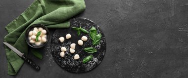 Koyu arkaplan üzerinde mozzarella peyniri ve metin için alanı olan kompozisyon