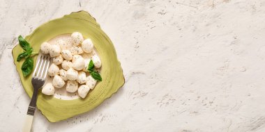 Açık grunge arkaplan üzerinde lezzetli mozzarella peyniri tabağı ve metin için boşluk