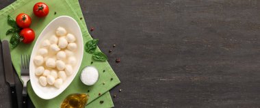 Koyu arkaplan üzerinde mozzarella peyniri ve metin için alanı olan kompozisyon