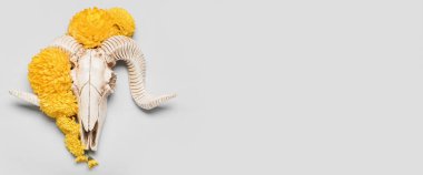 Koyunların kafatası ve hafif arkaplanda çiçekler metin için boşluk