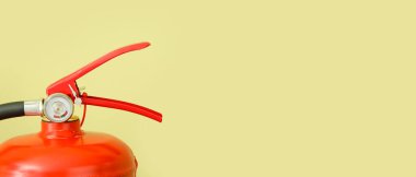 Sarı arkaplanda yangın söndürücüyü metin için boşluk ile yakın çekim